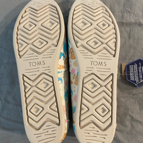 Adorable, NWT Toms slip ons, seashell pattern, size 10 - Picture 4 of 5